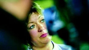 Widar Andersson uppmanar partidistriktets ordförande Berndt Sköldestig (infälld) att ringa till vård- och omsorgsminister Ylva Johansson. Widar tror sig nämligen veta att hon vill in i riksdagen efter valet 2006. Hon kan bli ett kap för Östergötlands sossar. Foto: Pressens Bild och Scanpix