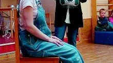 - Hallå! Stolen är ju upp och ner, ropade en flicka i publiken, till föräldrarna Jensine Johansson (i toppluva) och Catrine Gustafsson, som framförde barnteatern "Nasses stol" på Svälthagens förskola på Förskolans dag.
Foto: Titti Olovsson