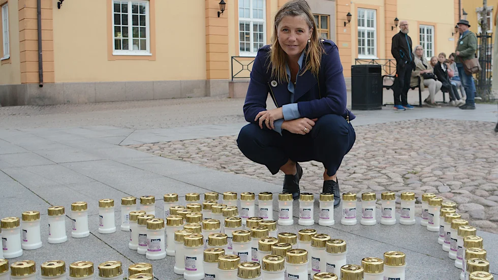 Två hjärtan med ljus och talen 1505 och 46 för att symbolisera antalet självmord i landet och länet under förra året tändes vid rådhuset. "Jättejätteviktigt att det uppmärksammas", säger folkhälsosamordnare Sofia Bohl i Vimmerby.