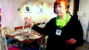 - Det har verkligen varit en utmaning att få till det här i de här stora lokalerna, men det har varit jättekul, säger Margareta Forslund som står i matsalen, ett av rummen i utställningen på Galleri Reijmyre.
Foto: Titti Olovsson (0122-131 75)
titti.olovsson@folkbladet.se