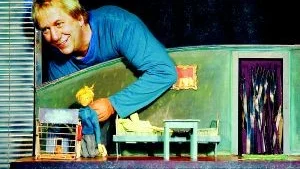 Lasse Åkerlund i pjäsen "Adjö herr Muffin" om hur det känns när man är sju år och ens älskade marsvin dör. Publiken svek, men stämningen var fin ändå.  
Foto: Gunnar Johansson