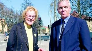 Tillsammans ska Lars Widholm, anstaltschef, och Ingegerd Zetterholm Ankarstrand, ordförande för Bryggan, arbeta för barn till interner på Kolmårdsanstalten ska få bättre kontakt med sina föräldrar.Foto: Janne Forsby