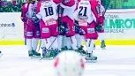 Hästenspelarna firade Linus Näsström som avgjorde mötet med Motala med ett snyggt 4-3-mål.
FOTO: NICLAS SANDBERG