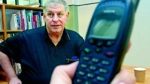Ingen vet säkert hur mobiltelefonernas strålning påverkar oss, men den forskning som finns manar till försiktighet. Prata inte för länge, använd handsfree och välj din mobiltelefon med omsorg, rekommenderar professor Kjell Hansson-Mild.
FOTO: JANNE FORSBY (011-200 464)
janne.forsby@folkbladet.se