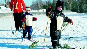 Jesper Roiye leder tätt följd av tvååriga Emelie Källgren, som var tävlingens yngsta deltagare. Trots den tiogradiga kylan var fröken Carina Abrahamsson nöjd och tyckte det var en jätteskön dag i solen.
FOTO: TITTI OLOVSSON