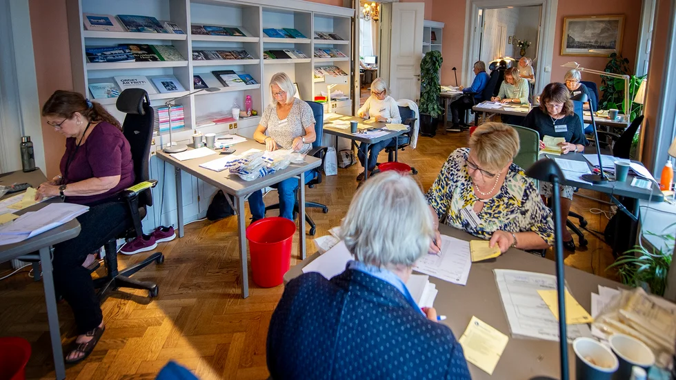 Här räknas det koncentrerat. Jobbet har lockat många pensionärer som avlönas med 160 kronor i timmen. 