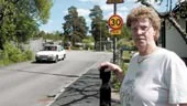 På en kort bit av Börsjövägen är hastigheten begränsad till 30 kilometer i timmen. Siv Edvinsson anser att det borde vara 30 på hela vägen och det innan det händer en allvarlig olycka.
FOTO: TITTI OLOVSSON