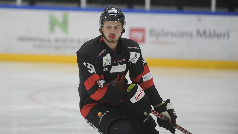 Elias Stenman fick ett skott på knät i mötet mot Vallentuna och klubben var rädd för att det skulle vara en allvarlig skada med tanke på att han opererat just samma knä.