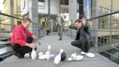 Fullträff får här Louis de Geers VD Reidar Svedahl, i bakgrunden, när han slår ett slag för den kommande bowlingmässan. Vid käglorna syns Stefan Falkhäll (tv) och Åke Bjerselius.	
FOTO: JANNE FORSBY