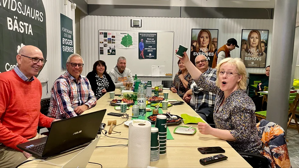 På Centerpartiets valvaka var det god stämning. Kristina Bäckström, tredje namnet på partiets lista, tjoar över kvällens förväntningar.