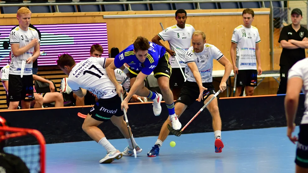 Hagundas Jonathan Blomqvist (blå tröja) hoppar mellan två Uppsalaspelare i mötet i Svenska Cupen i IFU Arena, som slutade med att Teknologerna vann efter förlängning och avancerade i turneringen.
