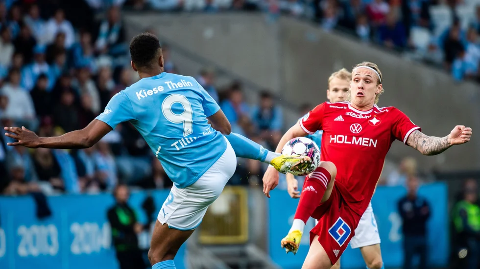 Isaac Kiese Thelin och Arnór Sigurdsson i en duell på Eleda Stadion. 