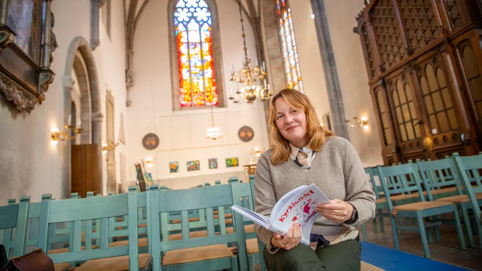 Emelie Appelholm Bergbohm har givit ut boken "Kyrklandet", fakta och fantasi och de gotländska kyrkorna , skrivna med ett anslag som också barn kan ta till sig av.