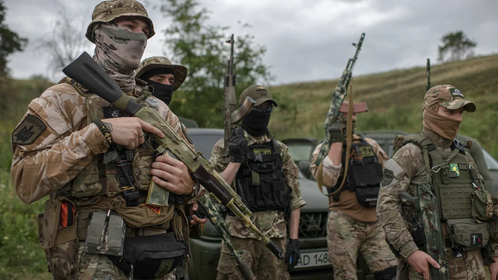 Frivilliga ukrainska soldater övar utanför huvudstaden Kiev i förra månaden. Arkivbild.