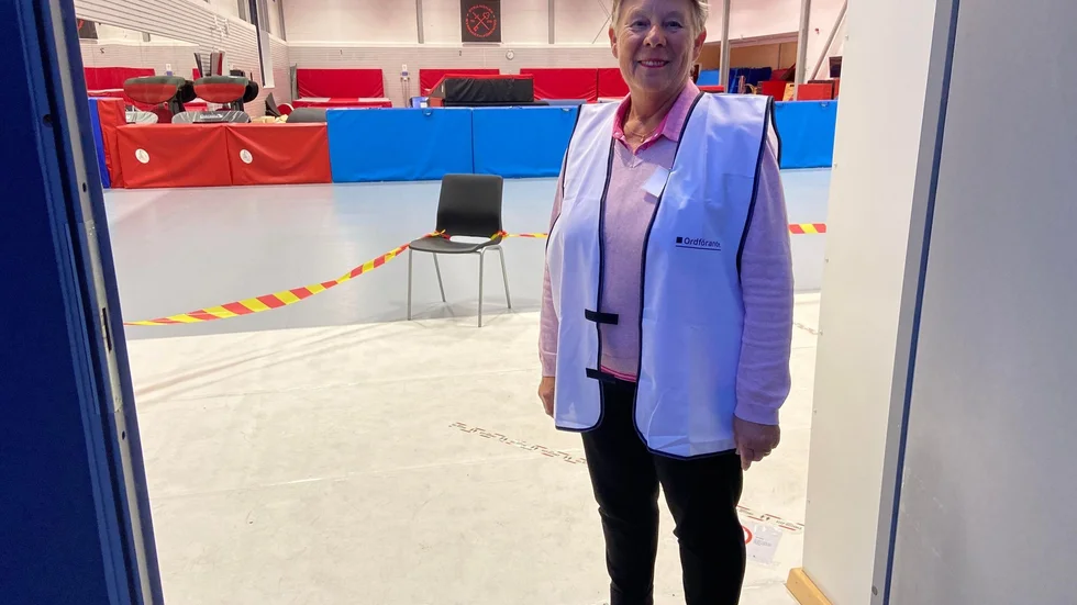 Maria Nordahl var huvudansvarig för vallokalen på Arenavägen, Larslundahallen. ”Många här förtidsröstar. Totalt tror jag att vårt distrikt, Dammen-Malmby-Löt landar på 80 procents deltagande. Siffran blir högre för landet som helhet”.