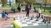 På Urbergsgatan i Vilbergen invigdes nya lekplatser i helgen. Bland annat ingår ett nytt schackspel i nymodigheterna och här är det Lillemor Dahlberg, till vänster och Sofia Filipsson som spelar ett parti.                                                         FOTO: HANS JOHNSSON
