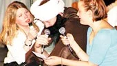 Tätt intill är namnet på en av programpunkterna i tv-programmet Silikon. I går gjorde eleverna på Bergska skolan sin version av det och satt tätt intill Usama bin Ladin.
FOTO: GUNNAR JOHANSSON