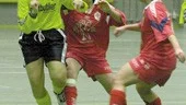 Här möts Skärblacka 2 (röda dresser) och Igelfors i gruppspelet. Blacka vann med 30. Men Saltängens BK tog hem cupen.
FOTO: TITTI OLOVSSON