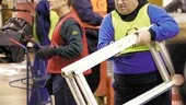 Ett riktigt hästjobbär det att bygga upp Melodifestivalens scen i Himmelstalundshallen och bland byggarna syntes Hästens sportchef Göran Tjorven Lindqvist och en mängd andra ideellt jobbande idrottare från Norrköping.
FOTO: ROBERT SVENSSON