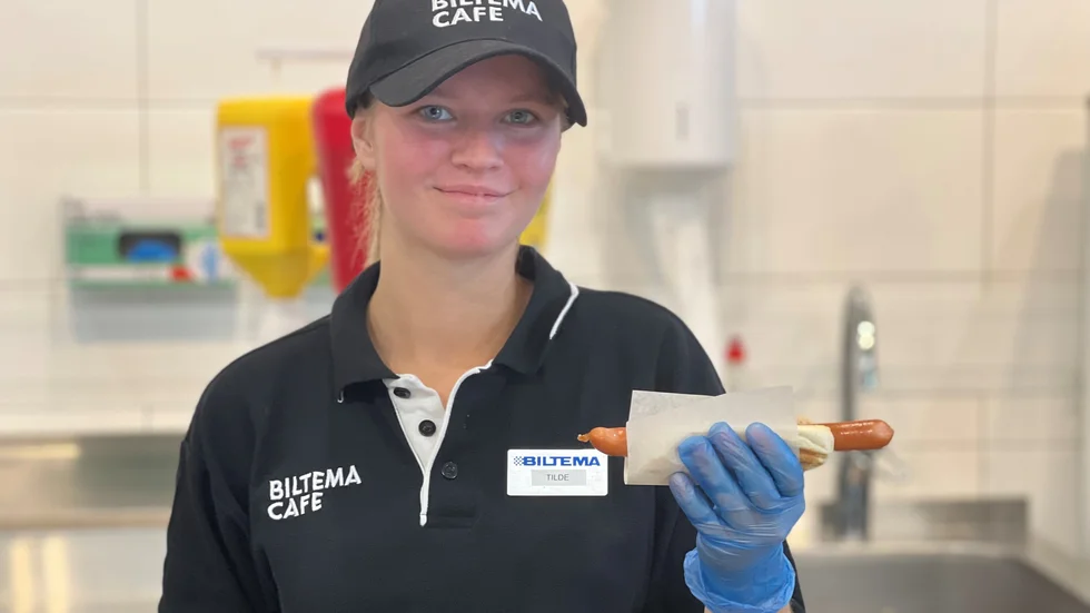 Tilde Ekholm jobbar på Biltemas café i Eskilstuna och säljer flera varmkorvar om dagen.