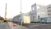Medan Sjöfartsverkets lokaler mögelsaneras får en del av personalen tillfälliga arbetslokaler i baracker. I går hamnade sju av dessa på plats intill Norra Promenaden. De kommer närmast från Perstorp, där de varit uppställda sedan 1995.
FOTO: JANNE FORSBY