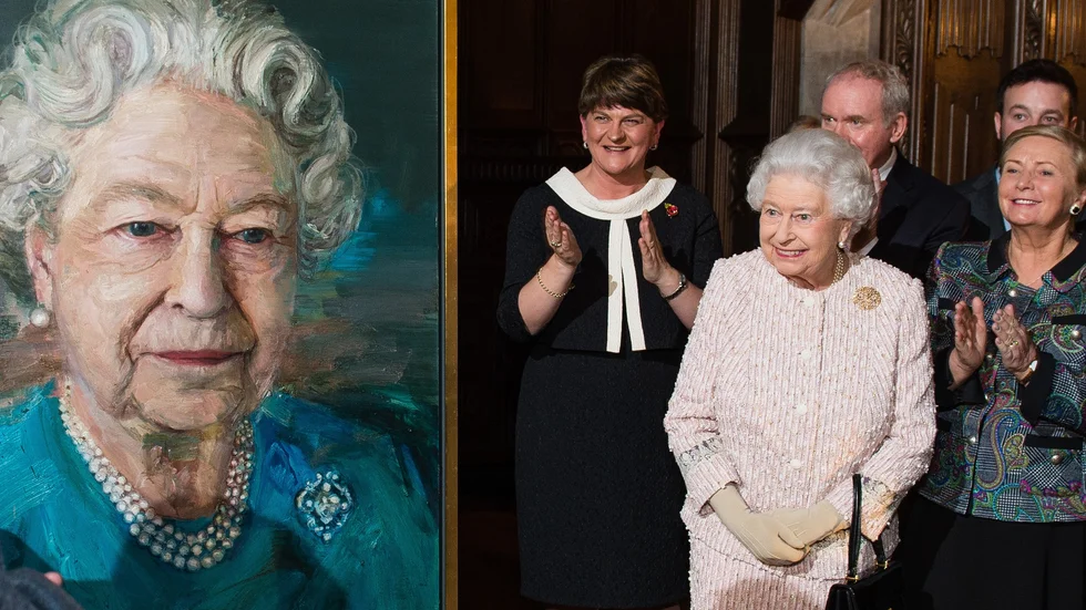 Drottning Elizabeth inspekterar ett porträtt i London 2016.