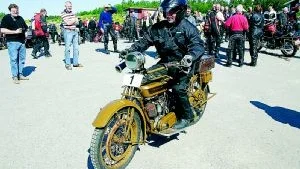 Erling Carlsson körde på Kanalrallyts äldsta motorcykel, en Motosacoche 500 cc från 1925. Foto: Hasse Johnsson