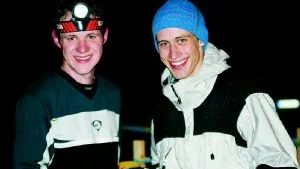 Nattens mästare. Jovisst! Vid NMi i nattorientering fick de här grabbarna sig en riktig genomkörare inför 10-mila. Mattias Ericsson, med lyset på, kämpade förgäves, men fick finna sig i att gratta sin överman och klubbkompis i OK Denseln Albert Mollén till H 21-segern, efter den tuffa uppgörelsen över nära 10 km på Kvillingehöjden. Foto: Nils Sjödin