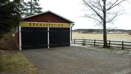 Östra Ny på Vikbolandet, har en egen brandstation! Men bara till namnet, eftersom den drogs in på 1970-talet... Foto: Janne Forsby