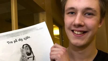 "Det här passar mig perfekt" Dennis Wallström ska uppnå sin dröm om att bli chaufför på poståkeriet. "Tro på dig själv" säger han, och håller upp lappen där den lilla katten ser sig själv som ett lejon.
