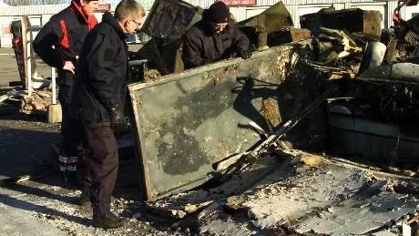 Under gårdagens undersökning av brandresterna efter restaurangen kontrollerades bland annat ytterdörren. Från vänster Lennart Månsson, utredare på Norrköpings brandförsvar, Per Larsson och Allan Jensen från polisens tekniska rotel. Foto: Janne Forsby
