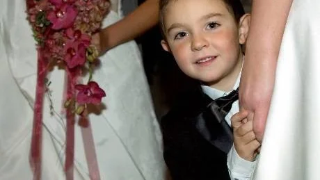 Tittut! Alexander Quijas-Knutsson, 5, söt brudnäbb på modevisningen.
