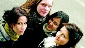 Bandet "Fyra små rätter" från Norrköping och Söderköping började som ett skolprojekt. Spelningen på Tjejrocken den 24 mars blir bandets första.  Linda Samuelsson, William Mellstrand, Hannah Jutvik och Therese Hurtig. Foto: Anita Kjellberg.