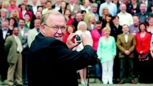 Bilden från i våras då tjockt med s-riksdagsledamöter lyssnare till sin partiledare. Kanske fastnade någon "joker" på plåten, eller, troligare,  finns nästa partiledare i dagens ledartext.				           Foto: Scanpix