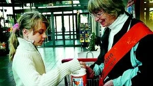 Bildtext: Tioåriga Alexandra Koprivca gav ett bidrag till Ulla Björkroth, Rädda Barnen, i Kristallen i lördags. - De flesta ger sedlar, sa Ulla. Foto: Carolina Häggkvist