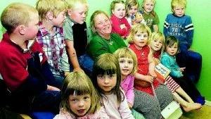 På föräldrakooperativet Kullen i Furingstad på Vikbolandet, laddar barnen inför lördagens 15-årsjubileum. Här ses de med barnsköterskan och kokerskan Gunsan Linder, som med sina tio år, arbetat längst på Kullen.
