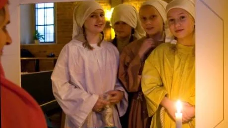 Elever från Råsslaskolan var med som statister vid julspelet i Krokeks kyrka, från vänster Nicoline Krulle, Julia Beier, Madelen Gideonsson och Tilda Falk.