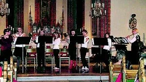 Musikskolans tvärflöjtselever framförde bland annat filmmusik från Star wars under konserten i Hällestad kyrka.Foto: Privat