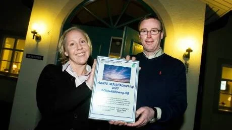 Glädjen visste inga gränser när Maria Eriksson och Ronny Fyhr på Allrenhållning AB fick veta att de utsetts till Årets Miljöföretag i Norrköping. Foto: Robert Svensson