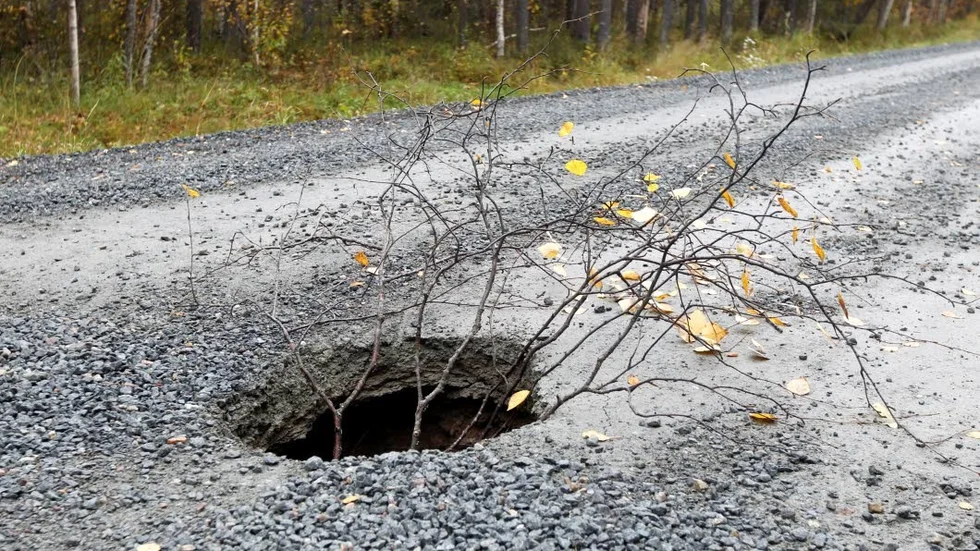 Hålet. Rolf Sjögren uppmärksammade trafikanter genom att stoppa ner en kvist.