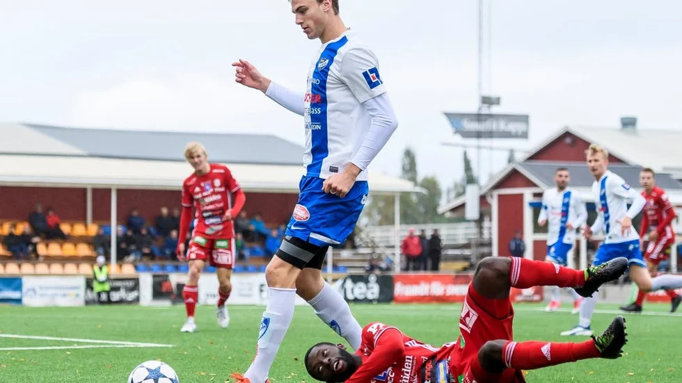 STOPP DÄR! Timrå och Tim Colldén fick Piteå och Samuel Naiwo på fall i det viktiga toppmötet på LF Arena. Gästerna kunde åka hem med tre poäng efter seger med 3-2.