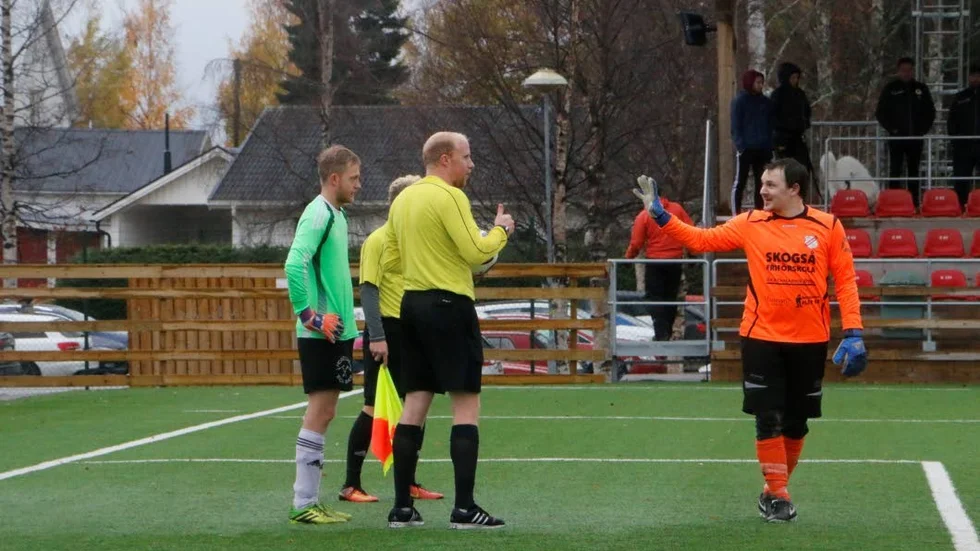 STRAFFLÄGE. Domaren Magnus Svensson går igenom reglerna inför de obligatoriska bonusstraffarna för målvakterna Jonas Strand och Andreas Hertzberg. Lillpite vann straffläggningen med 5-4, men det har ingen betydelse inför sista omgången.