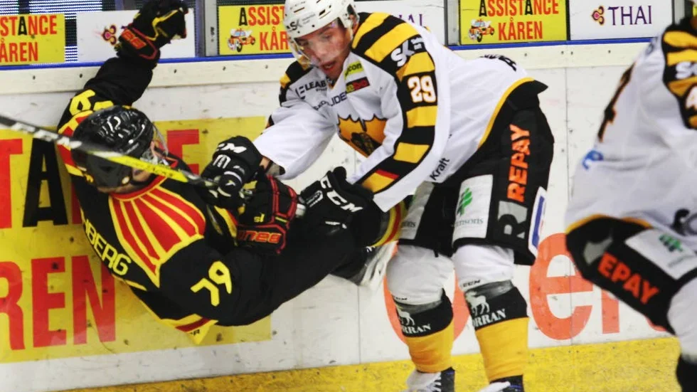 GÄVLE 20171012
Skellefteås Matt Andersson trycker ner Daniel Mannberg BIF under torsdagens ishockeymatch i SHL mellan Brynäs IF och Skellefteå AIK i Gavlerinken Arena.
Foto: Mats Åstrand / TT / kod 72690