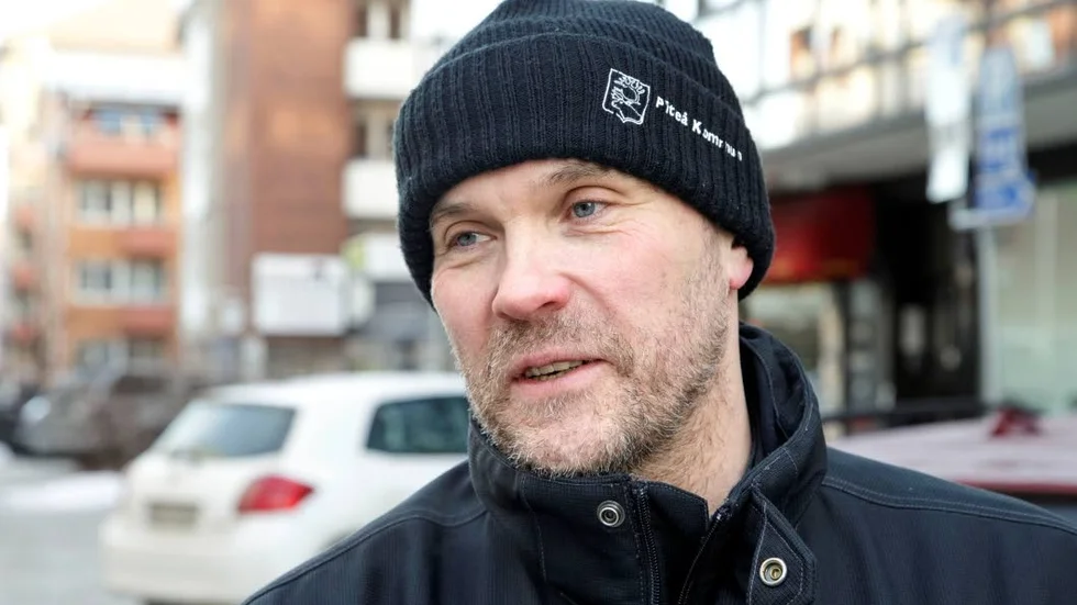 Höga belopp. Alf Vonkavaara, parkeringsvakt, berättar att många av skrotbilarna har skulder på flera miljoner kronor.