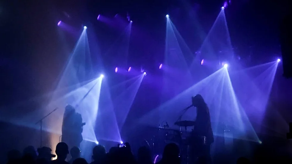 Doldisar. Pink Milk vill hålla fokus på musik, inte personer. Därför är det mycket motljus och rök på konserterna.