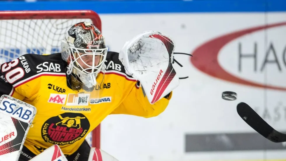 KOLL PÅ PUCK. JVM-målvakten Filip Gustavsson gjorde en stark insats mellan Luleås stolpar, men det räckte ändå bara till en poäng borta mot serieledande Växjö. (Arkivbild).