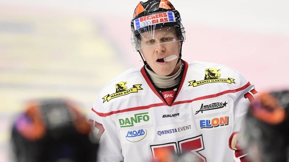 REVANSCH. Örebros Daniel Viksten har kvitterat 1-1 under tisdagens ishockeymatch i SHL mellan HV71 och Örebro HK i Kinnarps Arena.
Foto: Mikael Fritzon / TT / kod 62360