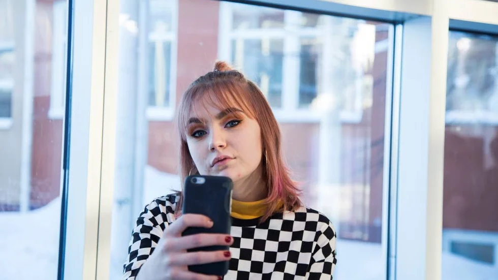 Lovisa Arffman tar selfier för att lära sig själv att känna trygghet i det egna utseendet.