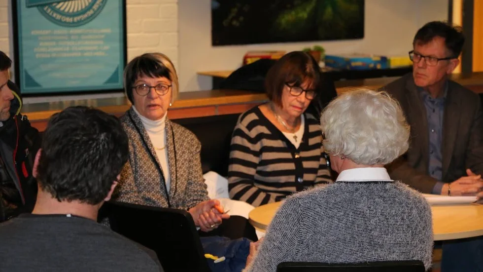 Kontakta. Att Bun redan beslutat om avveckling och nollintag är en sak, men föräldrarna uppmanar Ruth Rahkola att före torsdag kontakta utbildningsdepartementet för att om inte annat rädda de som går i sexan.