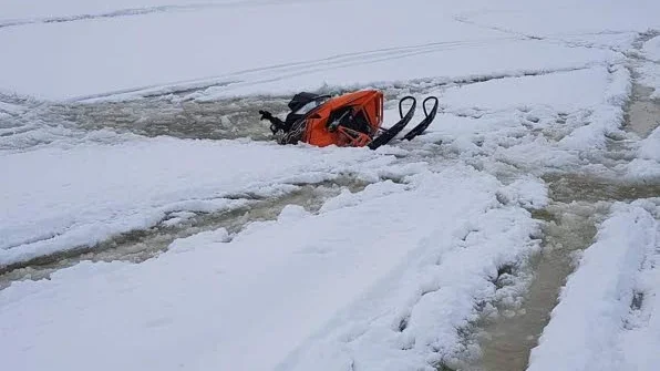 SJÖNK Mikael Lundgrens snöskoter sjönk snabbt genom isen-